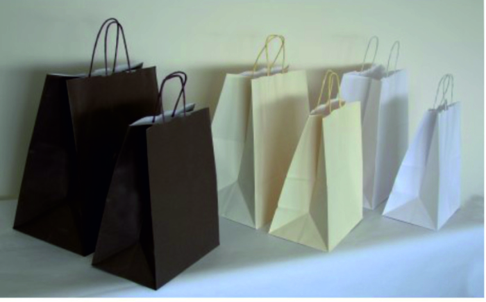 busta-shopper-carta-kraft-bianco-fondo-largo-take-away-asporto-manico-maniglia-cordino-torciglione-attorcigliata-ritorta-bianco-crema-nero